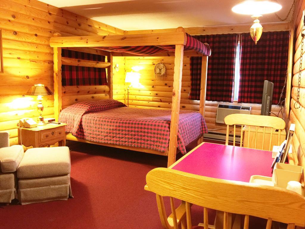 Northwoods Inn & Suites מינוקואה מראה חיצוני תמונה