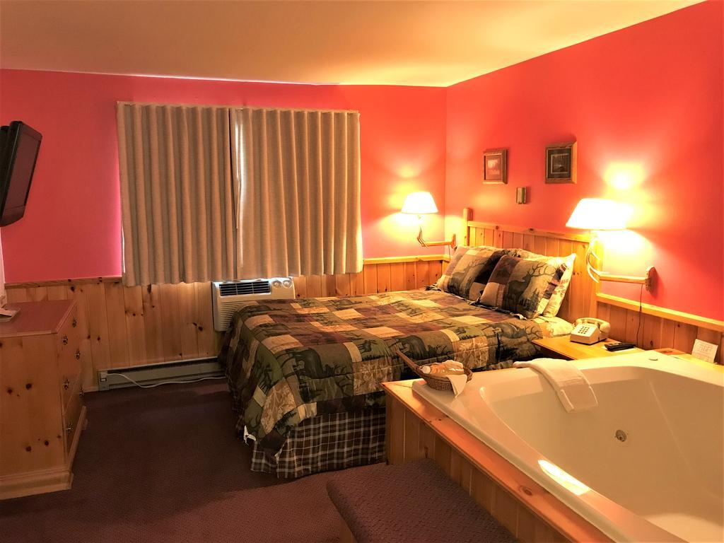 Northwoods Inn & Suites מינוקואה מראה חיצוני תמונה